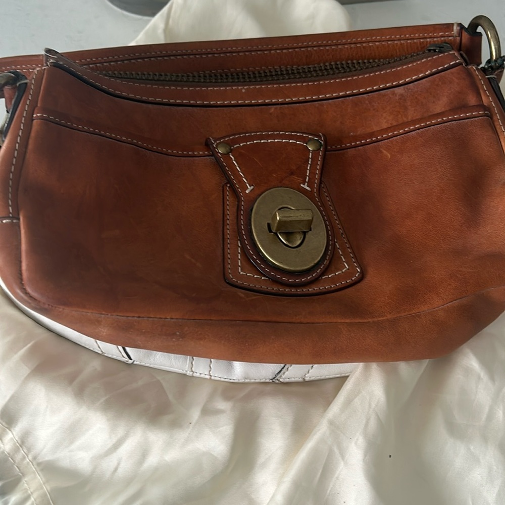 Rare coach purse, Barely used. Leather amazing- cachets legacy Turlock bag